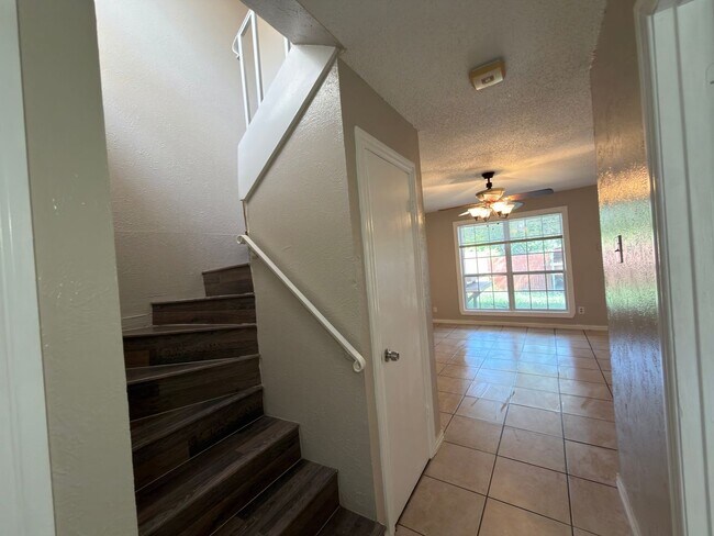 Building Photo - 358 Valley Park Dr