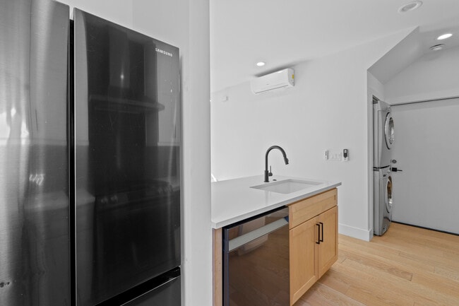 Building Photo - 2916 E 13th St