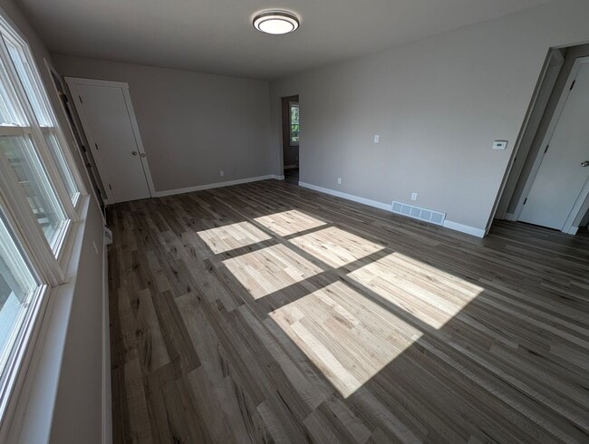 Building Photo - 2 Bedroom, 1 Bathroom house with garage an...