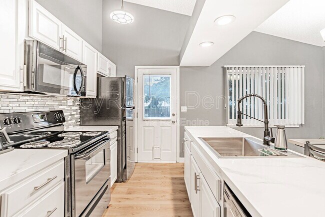 Building Photo - 18747 E Carmel Cir