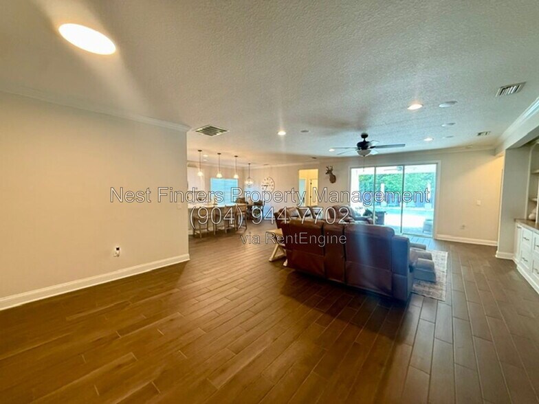 Building Photo - 300 N Shadowwood Dr