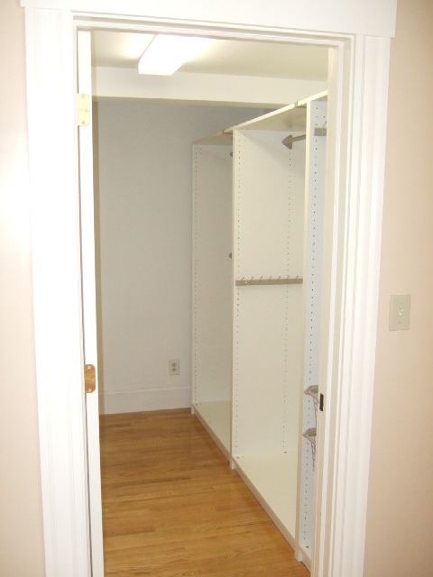 WALK IN CLOSET - 14 Glover St