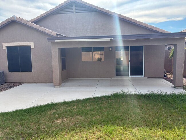 Building Photo - **BEAUTIFUL 3BEDROOM/2BATHROOM HOME LOCATE...
