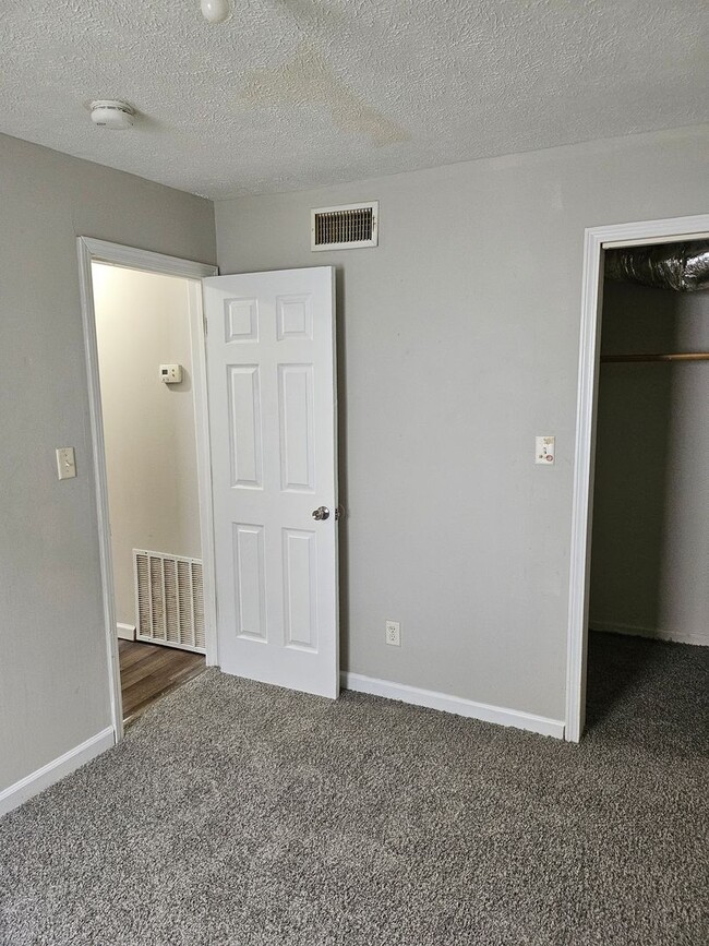 Building Photo - Large 2 bedroom house