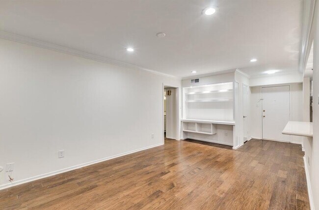 Building Photo - 357 N Post Oak Ln