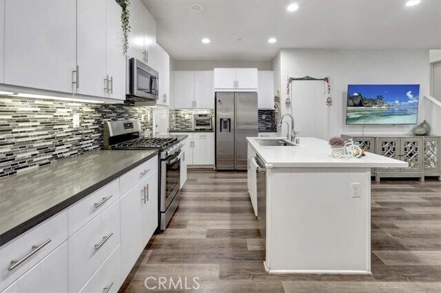 Building Photo - 13 Savannah