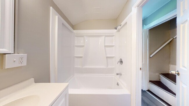 Building Photo - Clark/Fulton - 4 bed/1 bath - Single Family Home