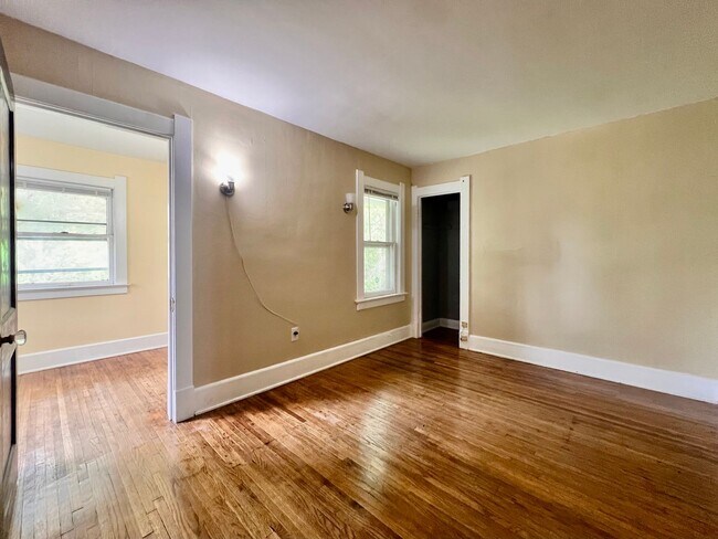 Building Photo - 3 Bedroom House