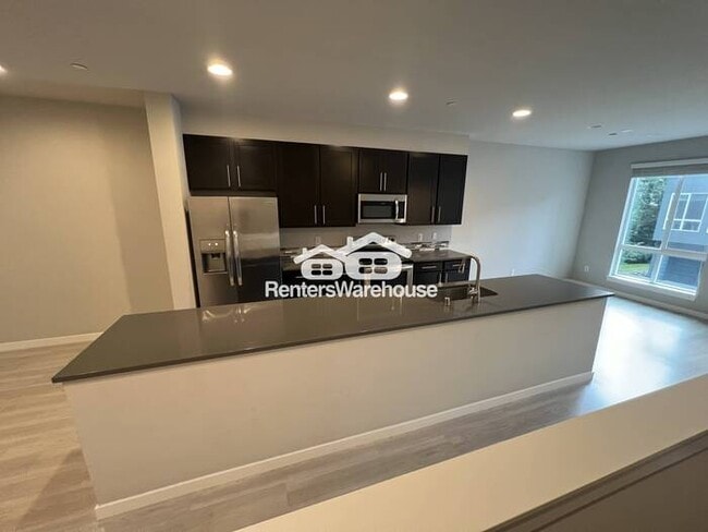 Primary Photo - Spacious Townhome in Lynnwood Available Now!