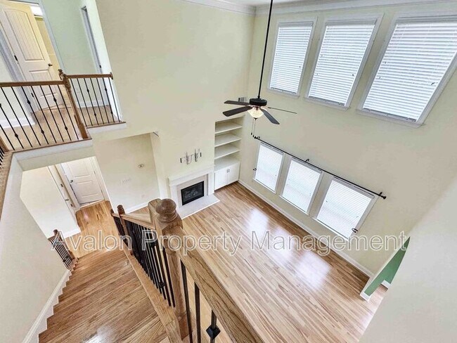 Building Photo - 2435 Manor View