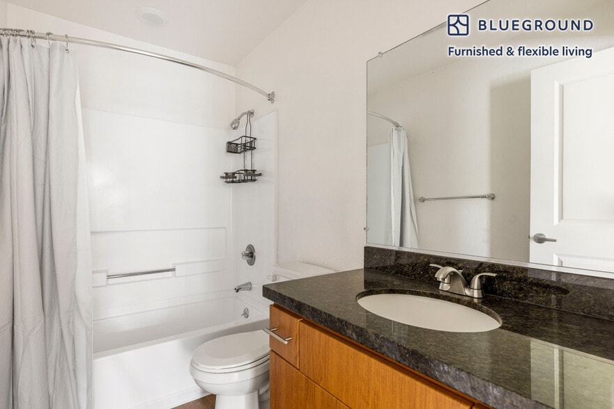 Building Photo - 600 Park View Dr