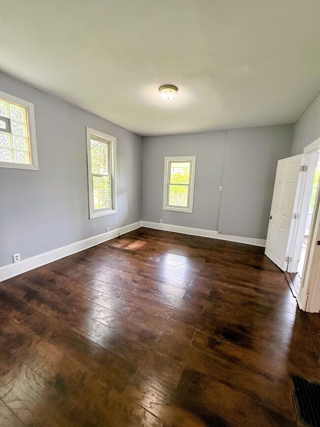 Building Photo - Large 4 bedroom home available for rent - Canton NE