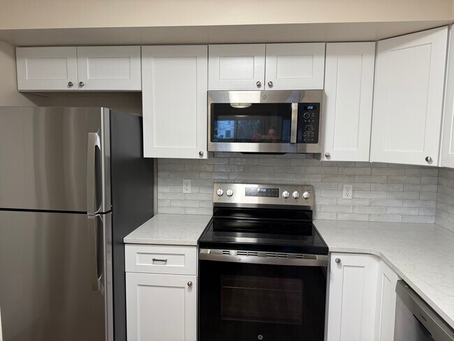 Building Photo - 1390 Cedarwood Dr