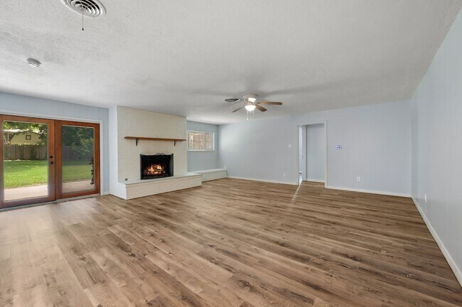 Building Photo - 1016 W Creek Dr