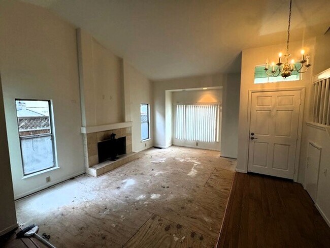 Building Photo - Beautifully Refreshed Home in a Family Neighborhood