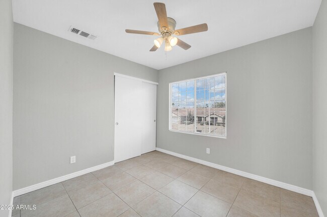 Building Photo - 913 W Juanita Ave