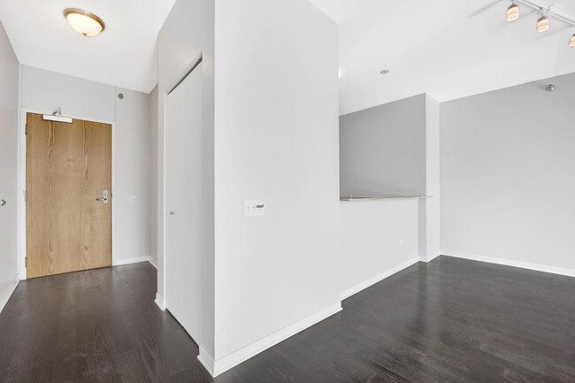 Building Photo - 2 bedroom in Chicago IL 60654