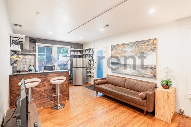 Building Photo - Unit A