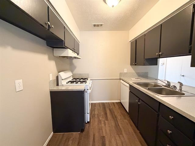 Building Photo - 304 Clary Dr