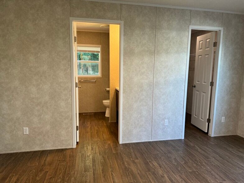 Building Photo - 2042 Marmoor Dr