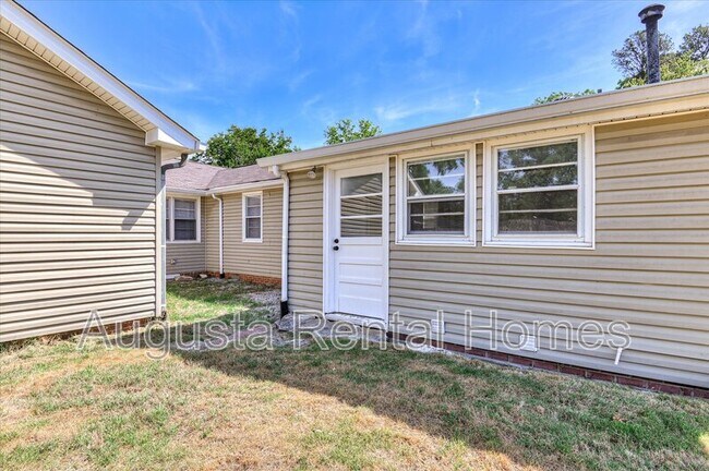Building Photo - 3210 York Dr