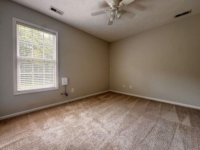 Building Photo - Lovely 3 Bed 2 Bath Plus Bonus Room Home in Raeford