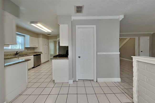 Building Photo - 3238 Three Pines Dr