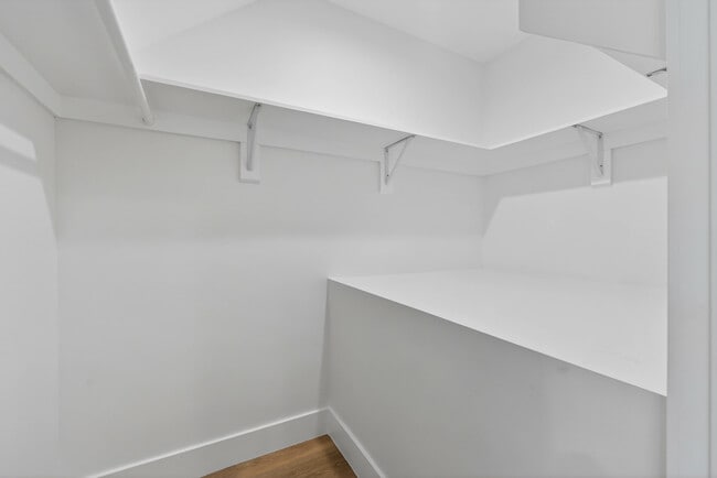 Building Photo - 678 E 45th St