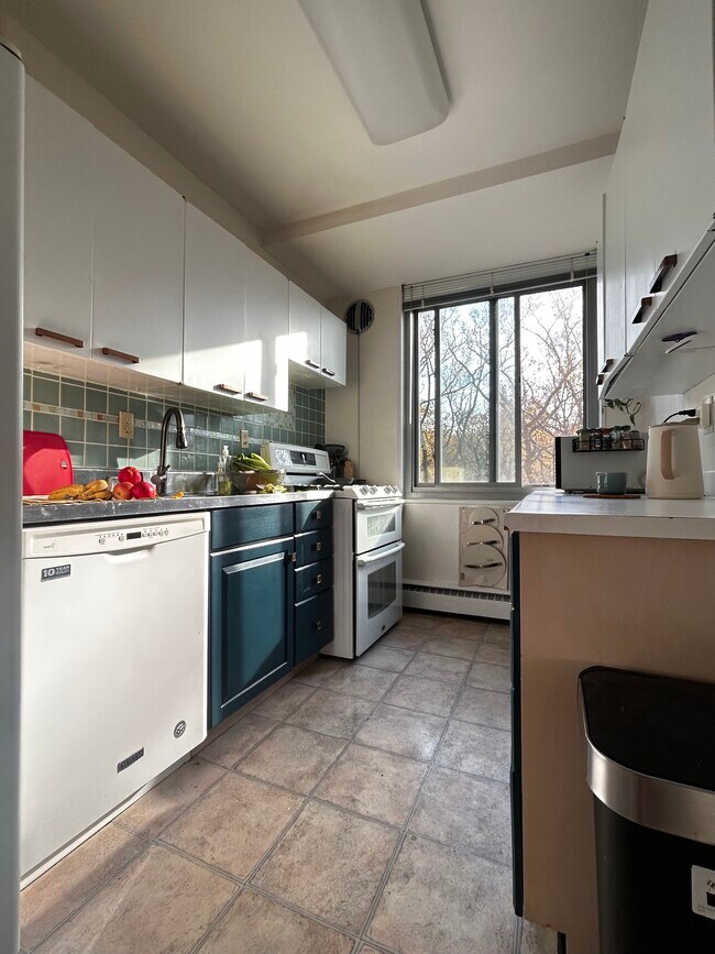 Kitchen - 4200 Cathedral Ave NW