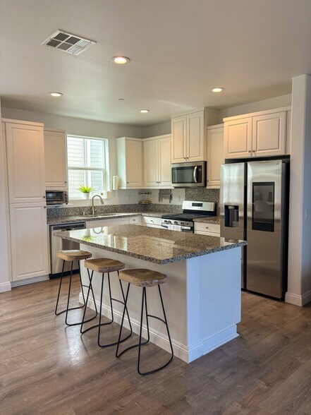 Building Photo - 505 Finch Ln
