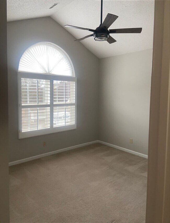 Building Photo - 190-206 (11) (NO TRANSFERS!)