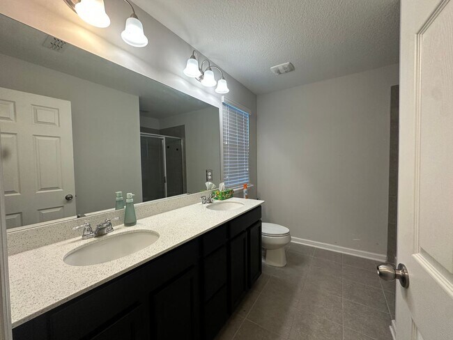 Building Photo - LIKE NEW OAKLEAF TOWNHOME!