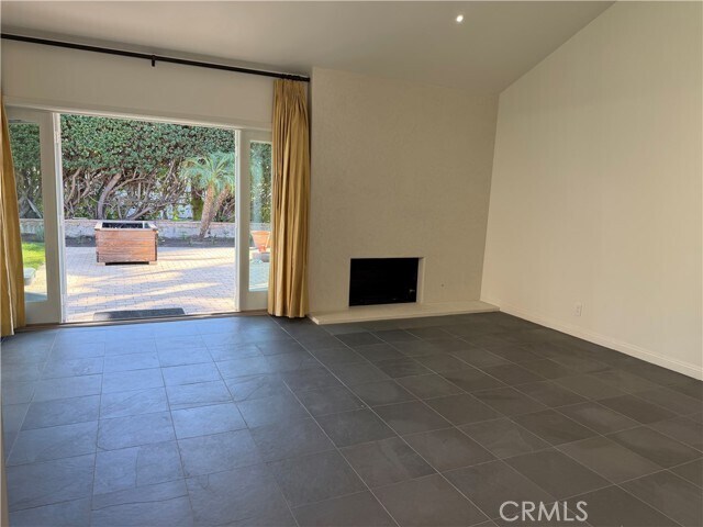 Building Photo - 15999 Via De Las Palmas