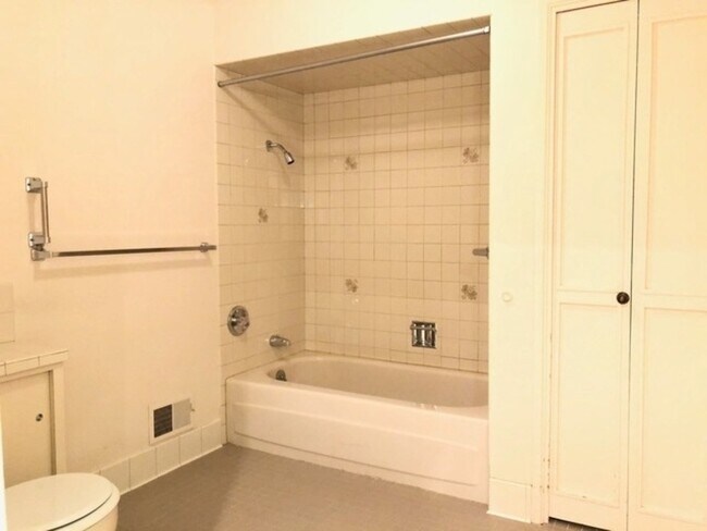 Building Photo - 7730 SW Eaker Pl