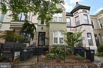 Building Photo - 620 9th St NE