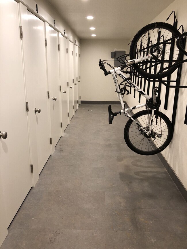 Building Photo - Juneau University Court Storage-W/D-Parking-Pets