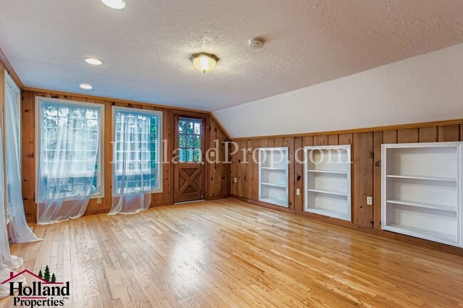 Building Photo - Spacious 3-Bedroom Hillsboro Home with Spa...