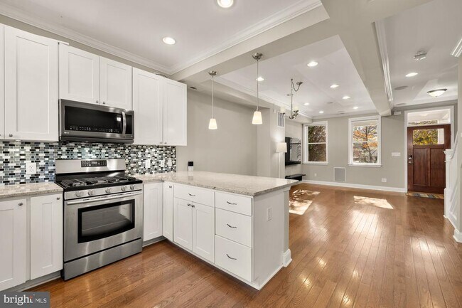 Building Photo - 912 I St NE