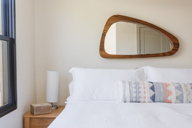 Building Photo - 315 NE Burwood Mews