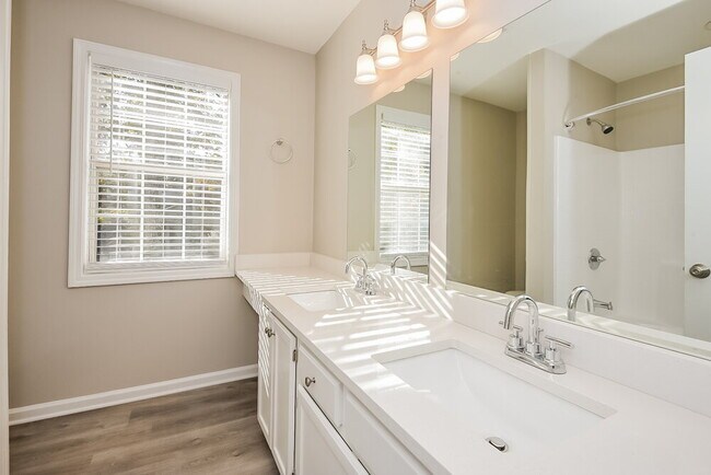 Building Photo - 3035 Wellcrest Dr NW