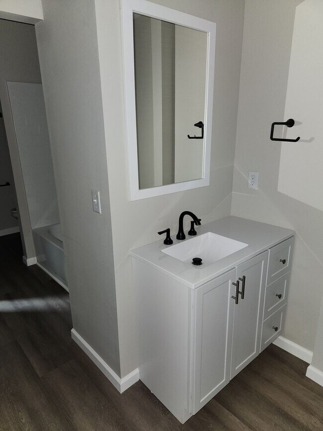 Building Photo - Spacious 3-Bedroom, 2-Bathroom Home AVAILABLE NOW!!