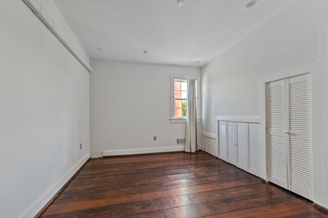 Building Photo - Available Now! Georgetown! Professionally Managed High End 1 Bed/ 1 Bath Condo