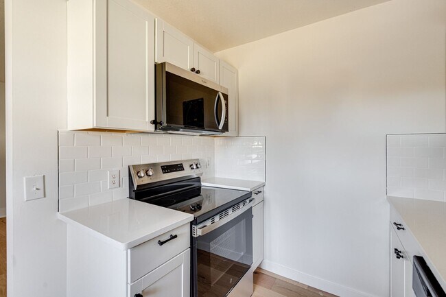 Building Photo - FULLY RENOVATED duplex in East Ridge!