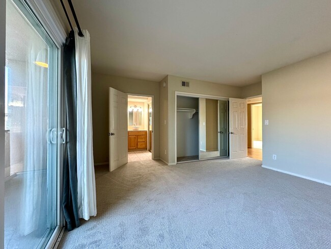 Building Photo - Spacious Multi-Level Townhouse w/hwd flrs,...