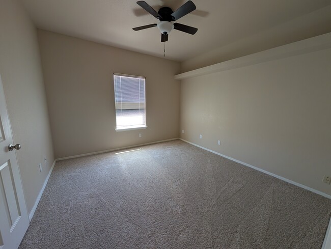 Building Photo - 5803 London Dr