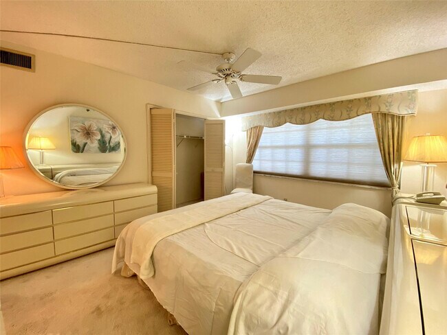 Building Photo - 4015 W Palm Aire Dr