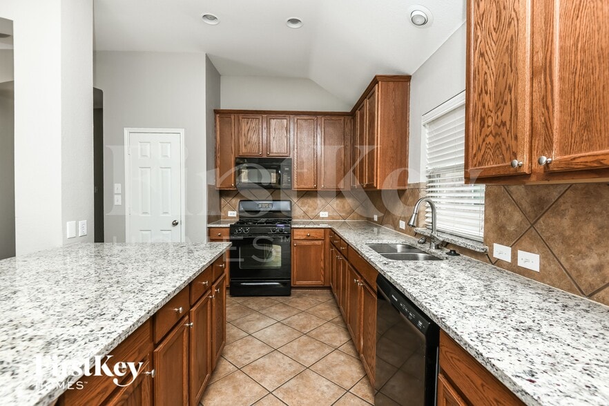 Building Photo - 423 Hackberry Dr