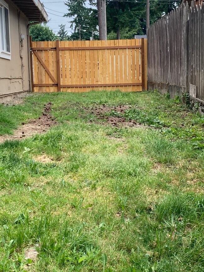 Building Photo - Cozy 4-Bedroom 1.5 Bath Gem with Fenced Ya...