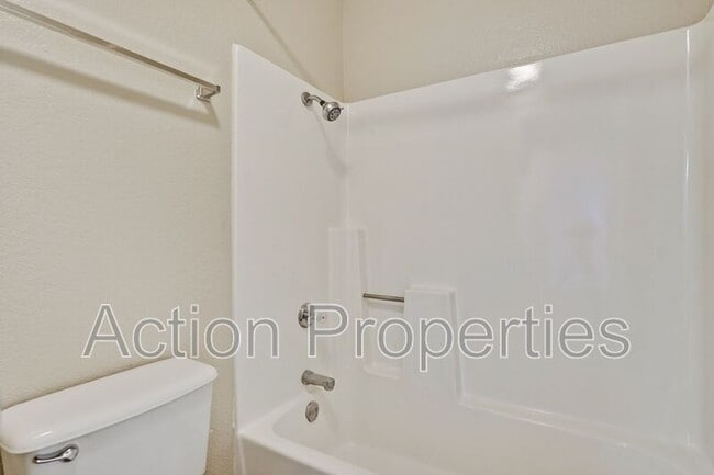 Building Photo - 297 Stonegate Cir