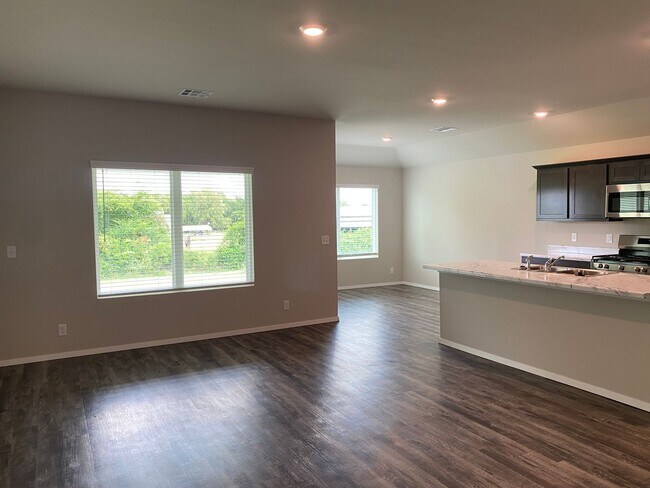 Building Photo - Welcome to your beautiful 4 bedroom, 2 bath home in Broken Arrow School district!